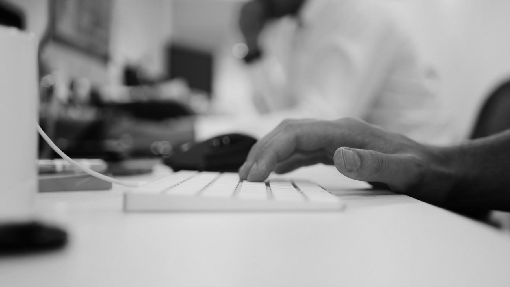 Vue intérieure de notre studio de formation lohyreonosfooraosjov à Paris, montrant les espaces de travail modernes et équipements de création 3D